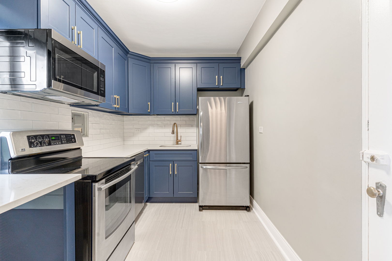5056 N Marine Drive 4a Property Photo 9