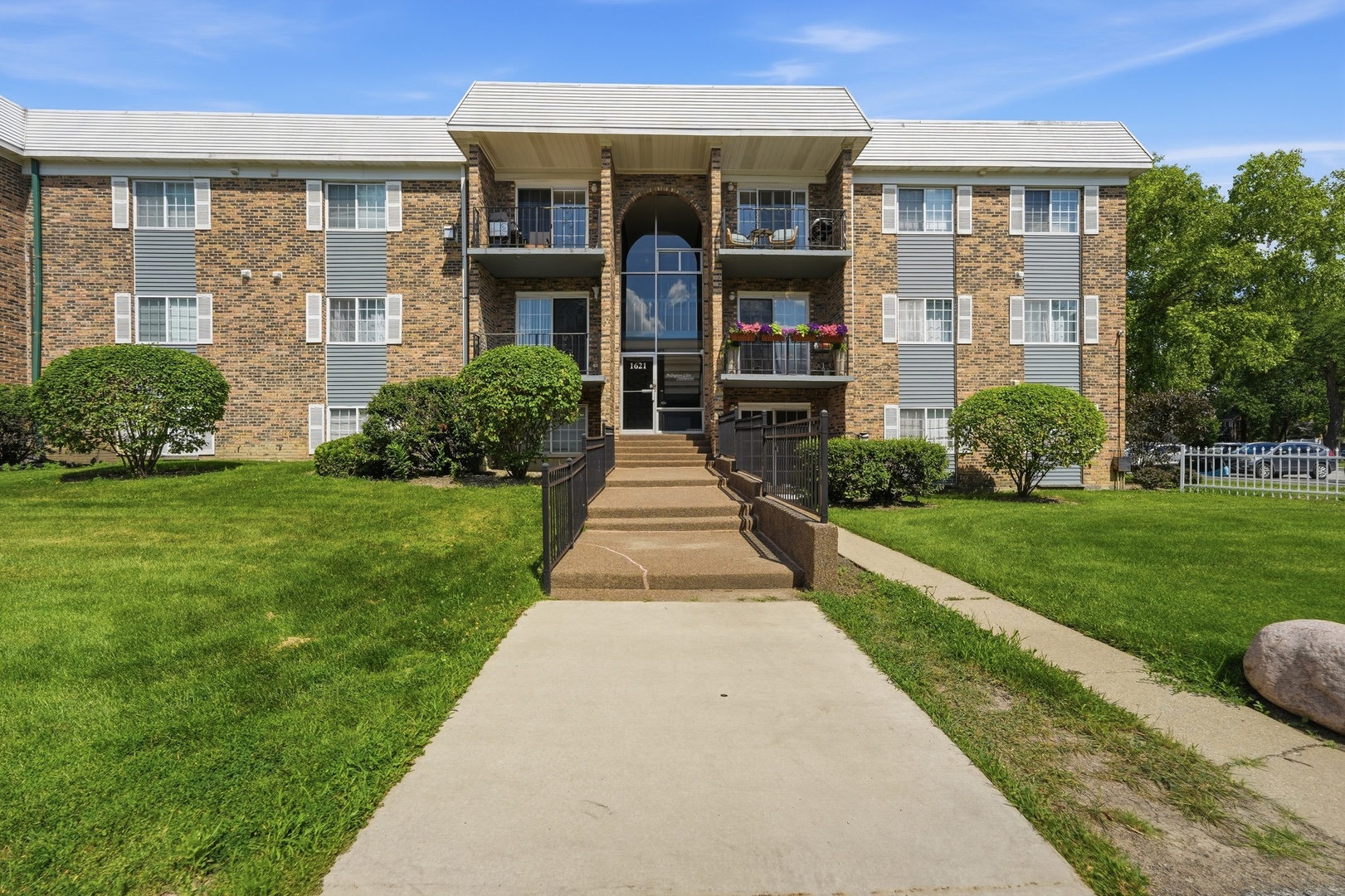 1621 N Windsor Drive 215 Property Photo 1