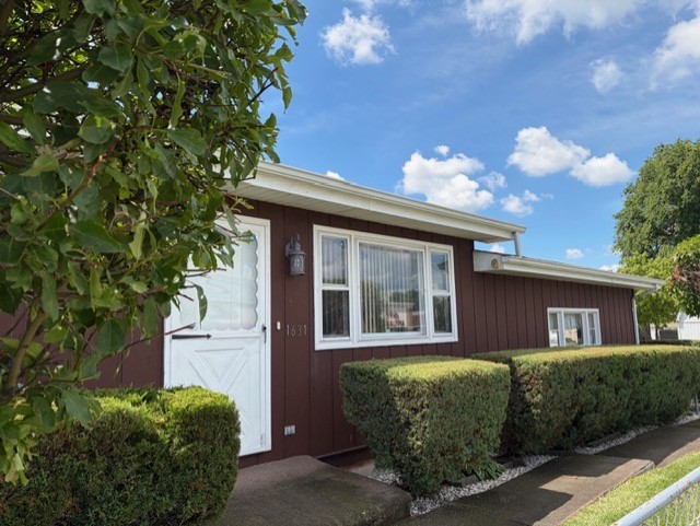 1631 N Oak Avenue Property Photo 2