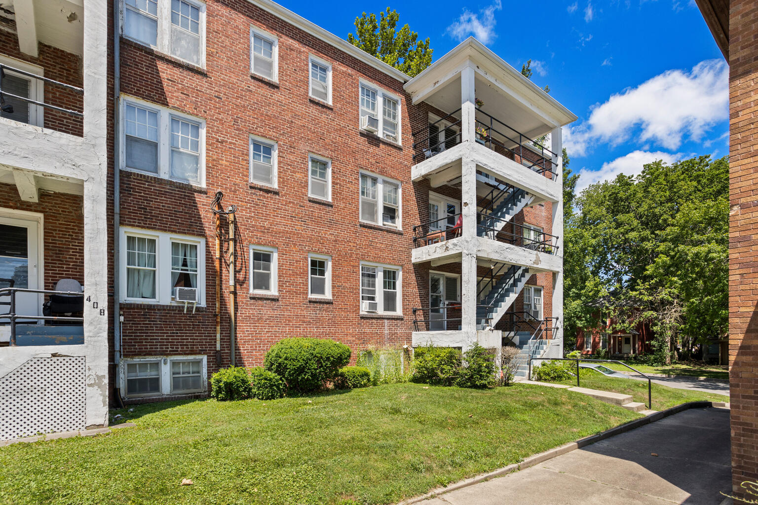 410 N State Street 4 Property Photo 3