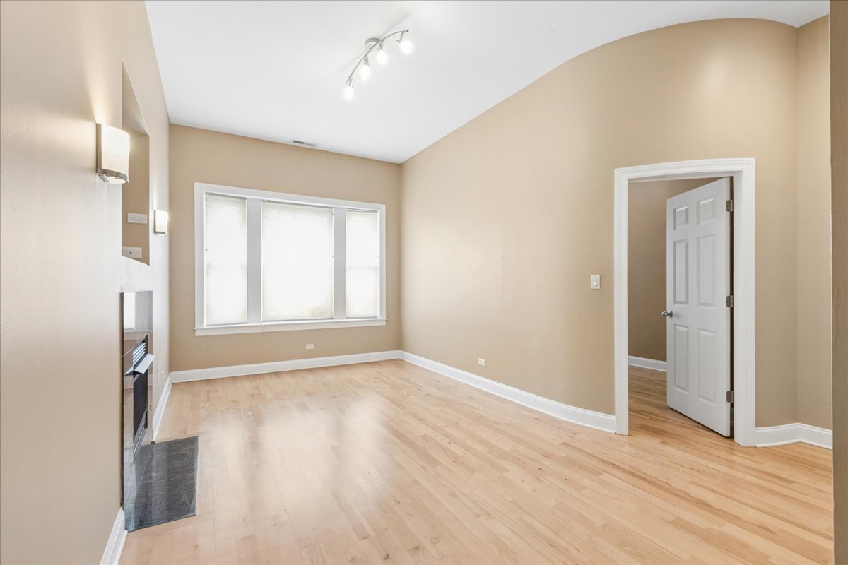 4220 S Champlain Avenue 3s Property Photo 2
