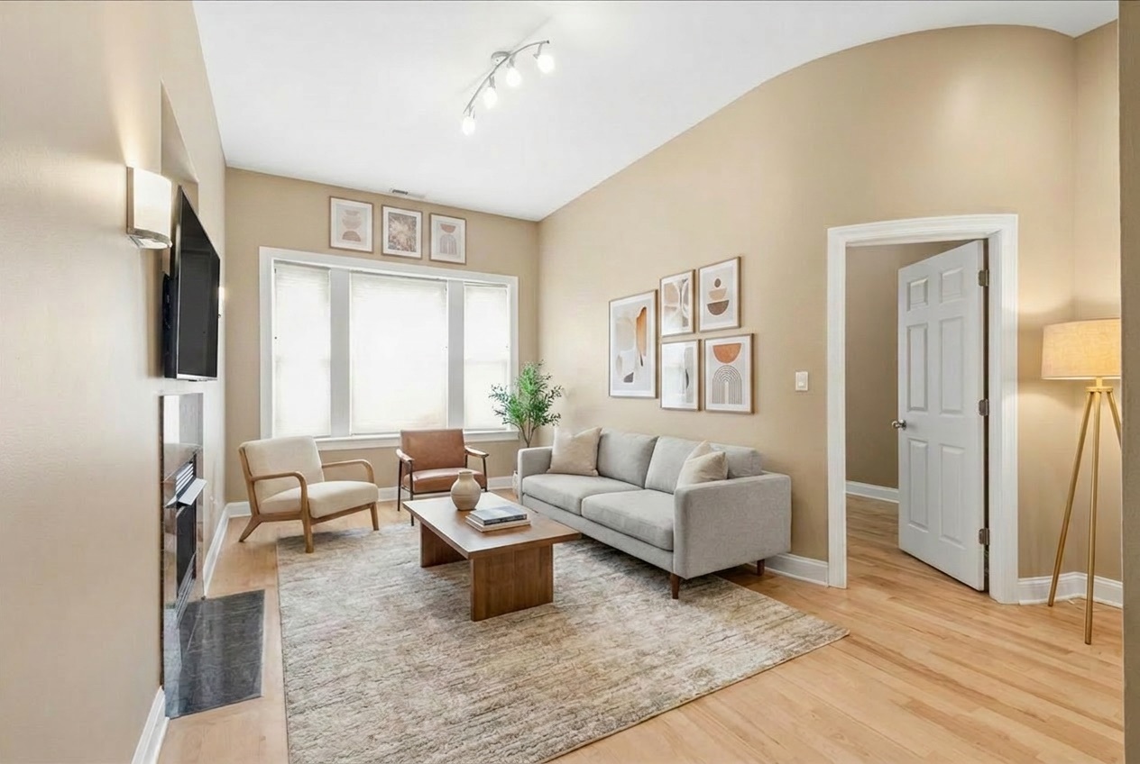 4220 S Champlain Avenue 3s Property Photo 3