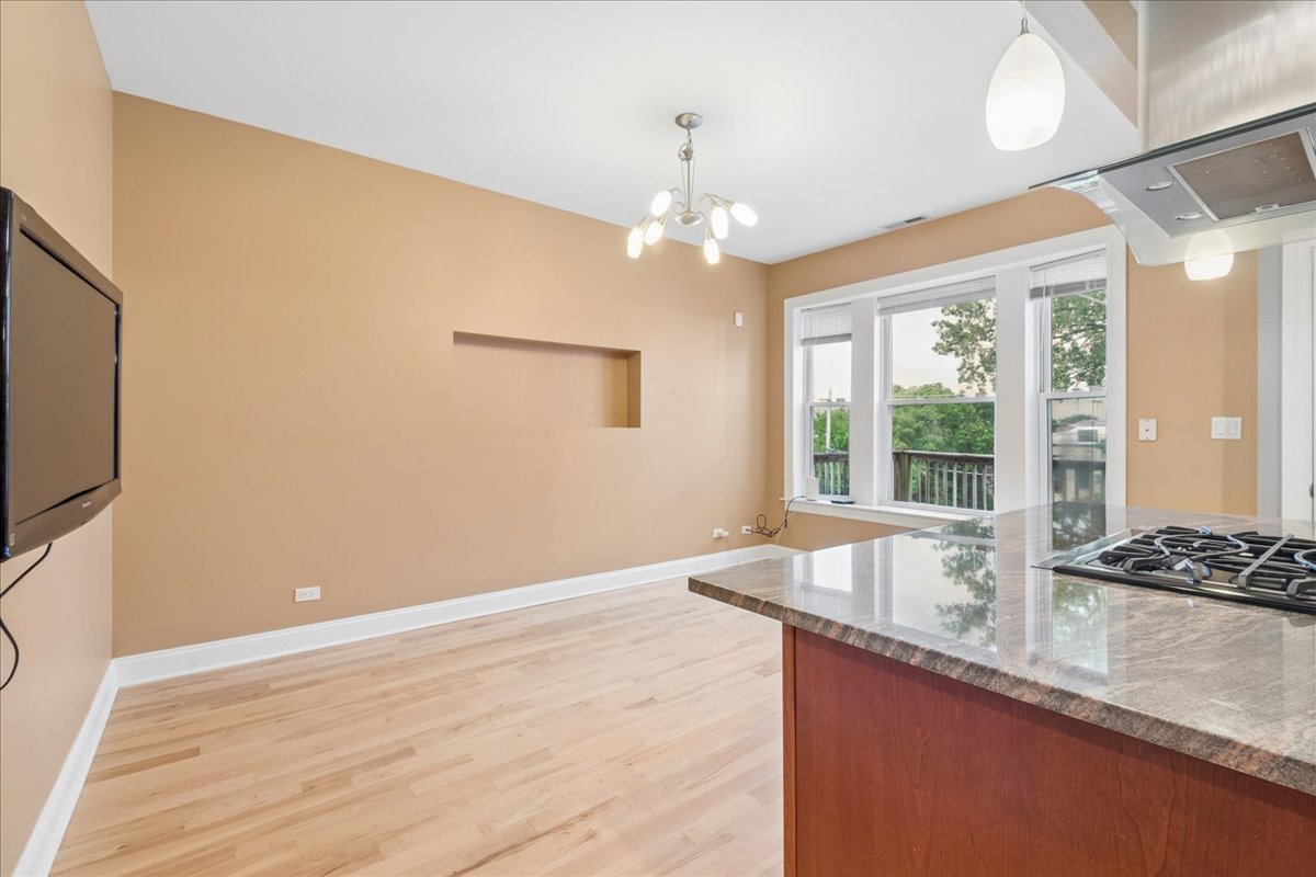 4220 S Champlain Avenue 3s Property Photo 8