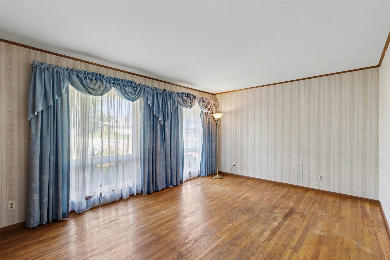 414 S Seymour Street Property Photo 8