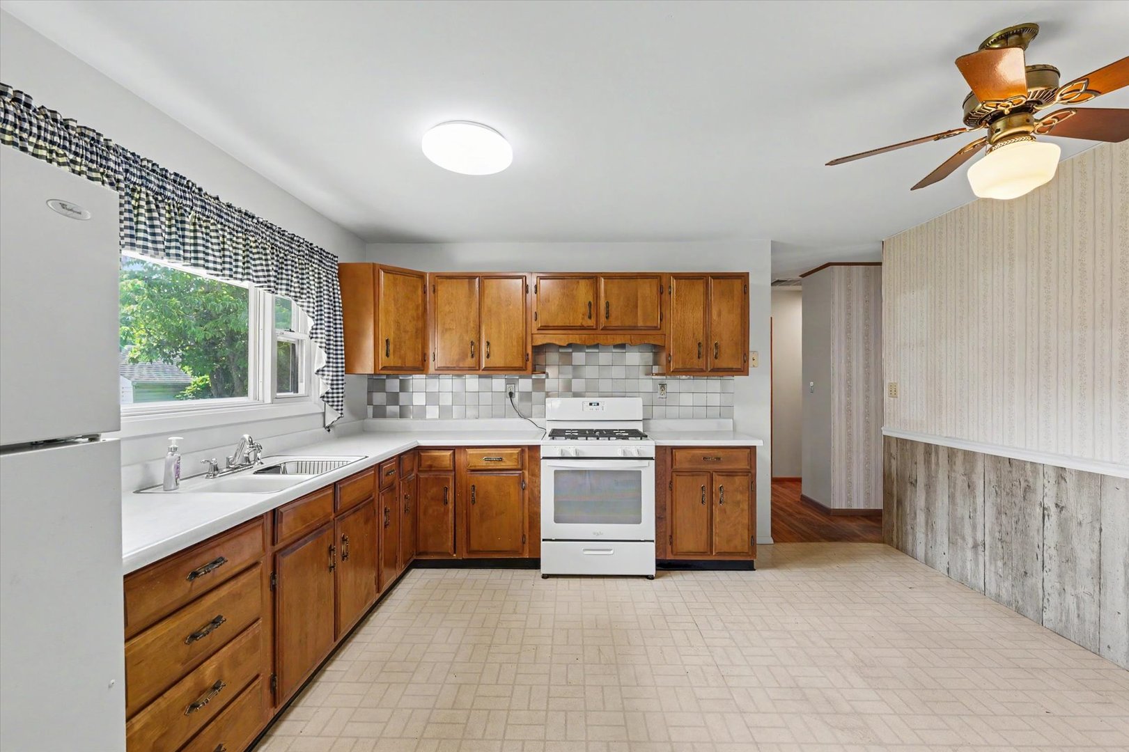 414 S Seymour Street Property Photo 11