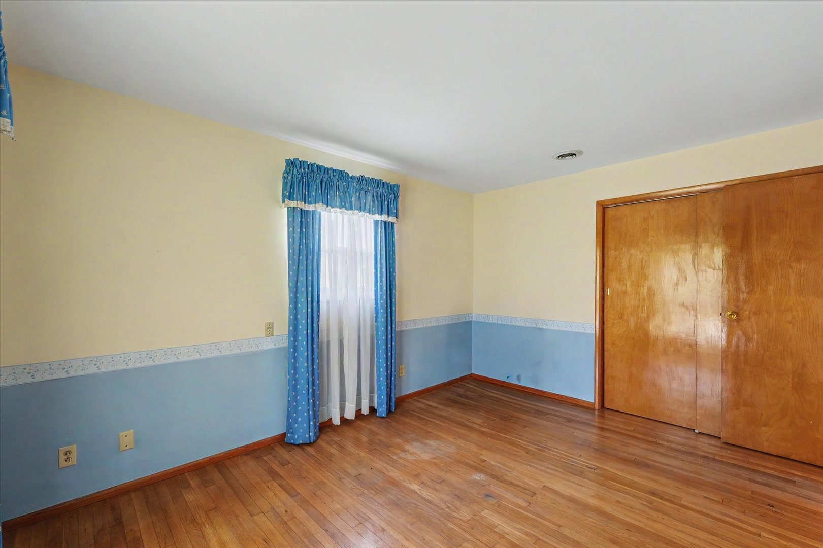 414 S Seymour Street Property Photo 15