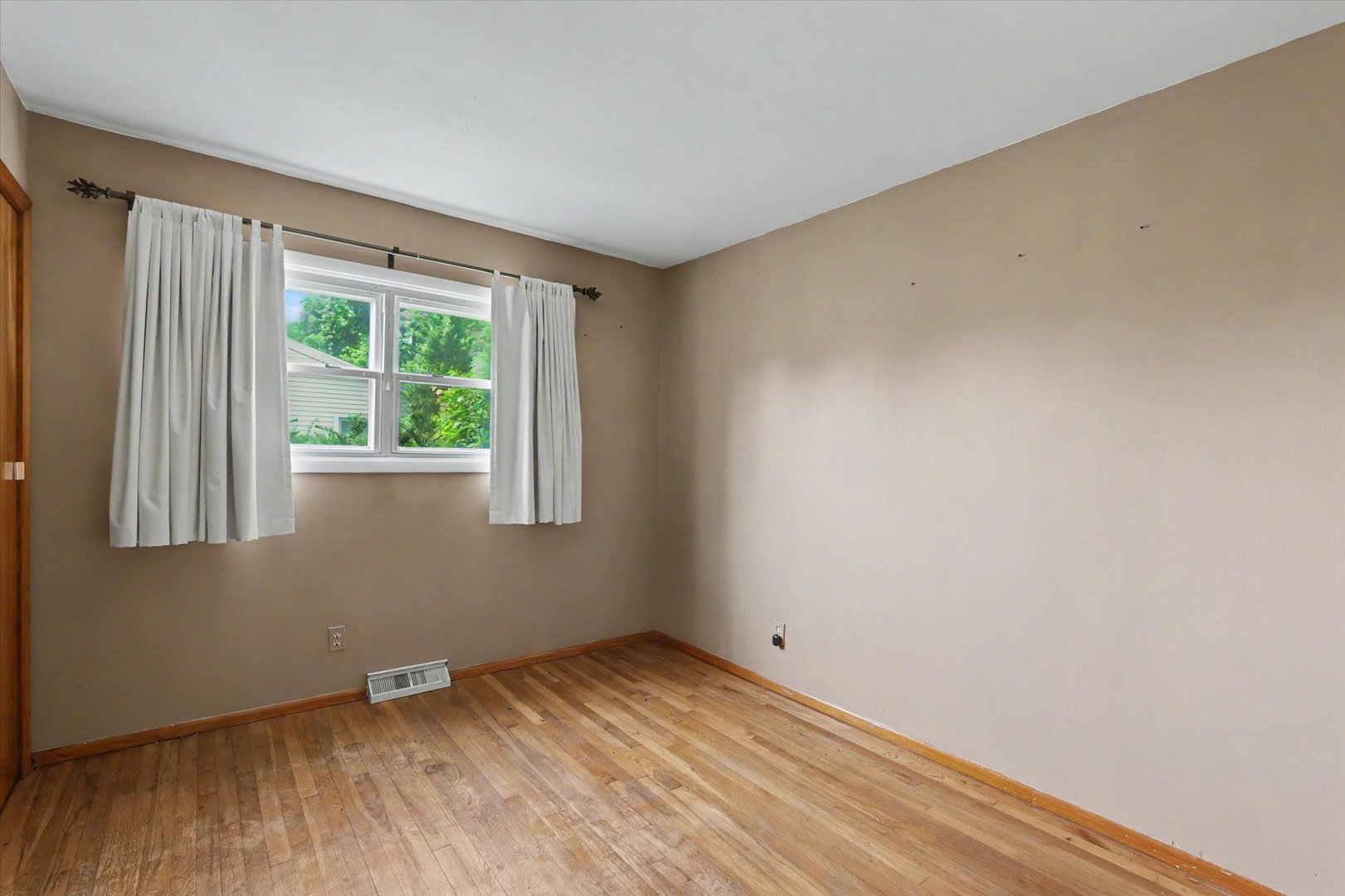 414 S Seymour Street Property Photo 17