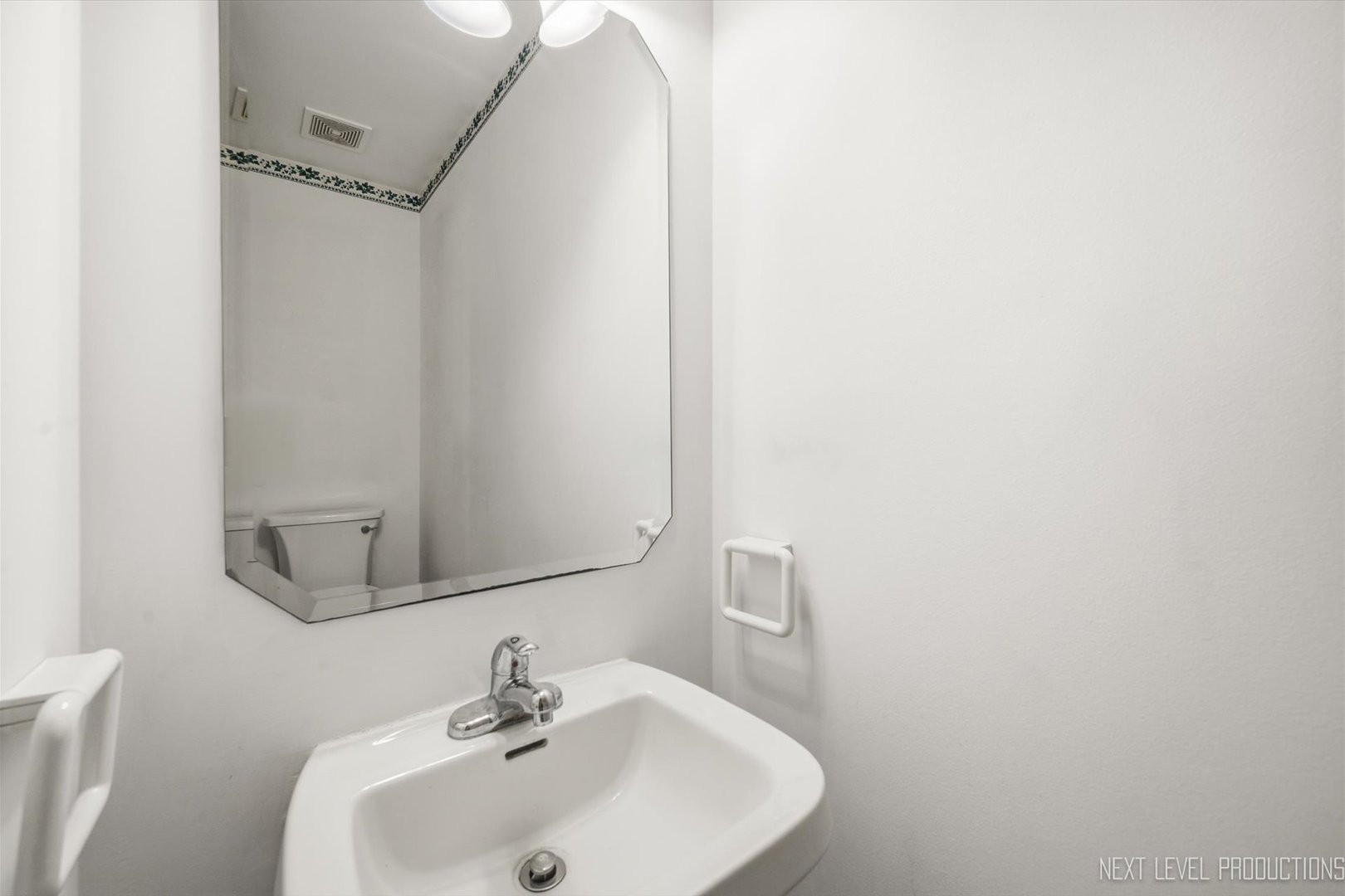 37 Ione Drive B Property Photo 14