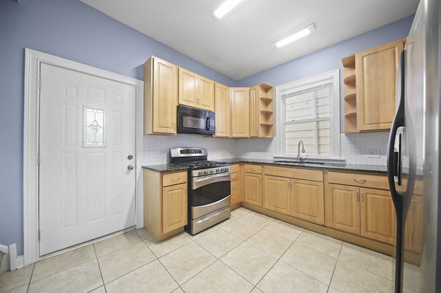 7931 S East End Avenue Property Photo 11