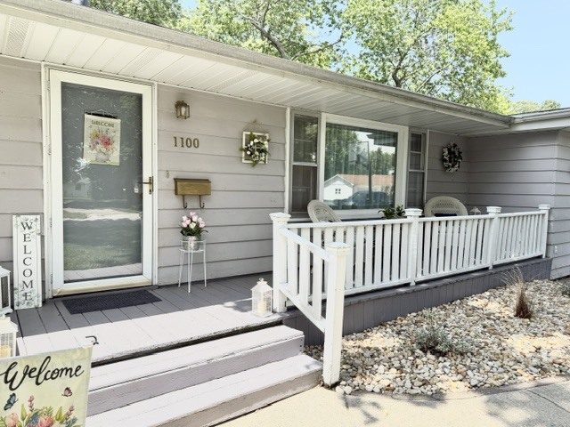 1100 Meadowview Drive Property Photo 2
