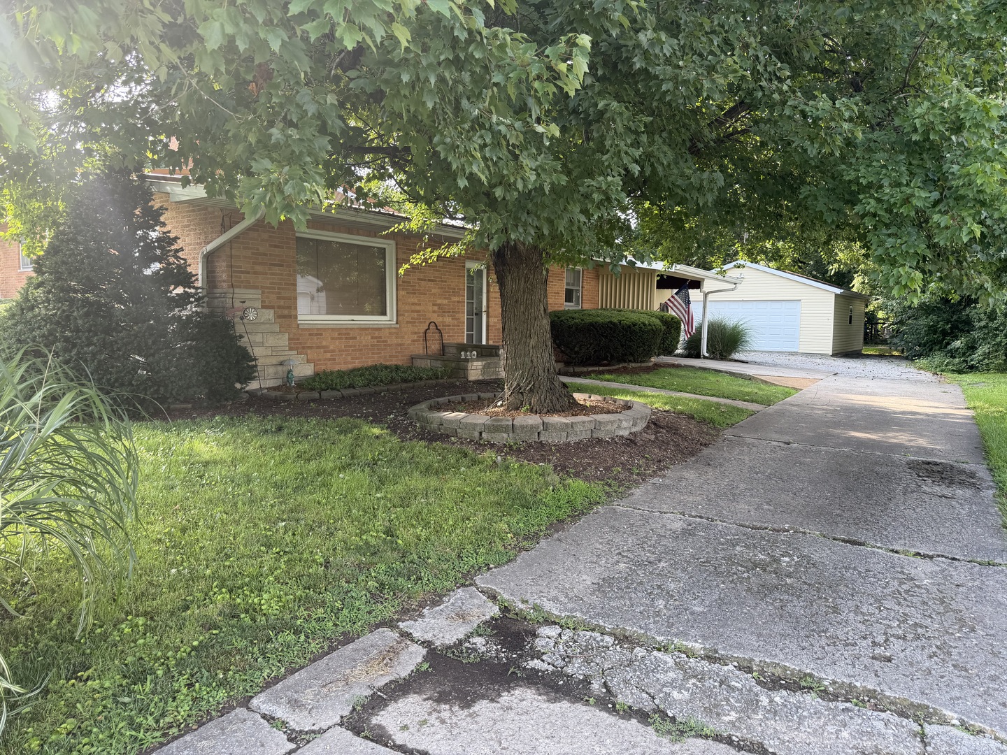 110 E Kaskaskia Street Property Photo 2