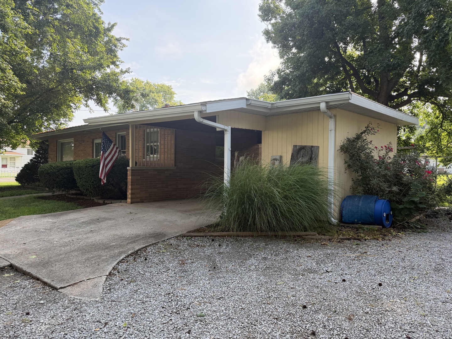 110 E Kaskaskia Street Property Photo 3