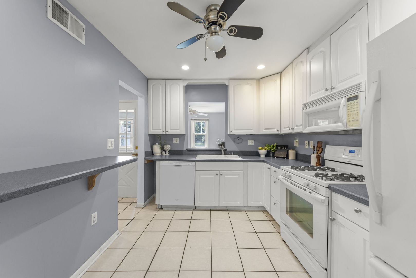 358 N Fairfield Avenue Property Photo 4