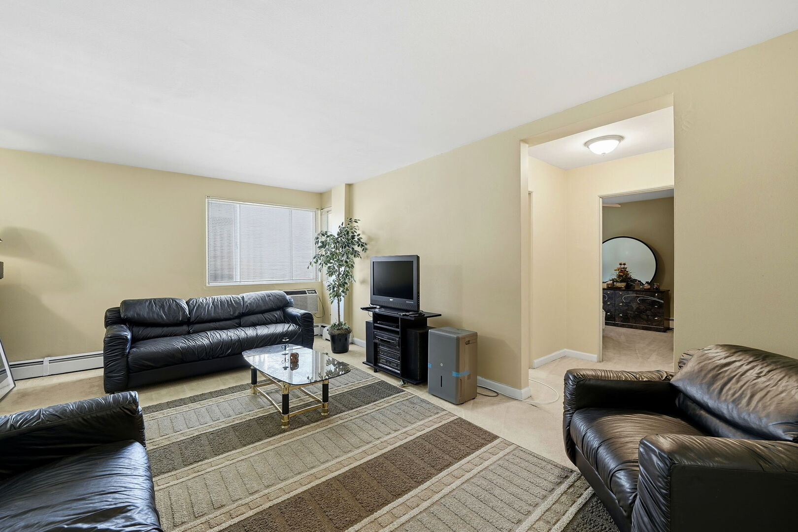 1609 Howard Street 2 Property Photo 4