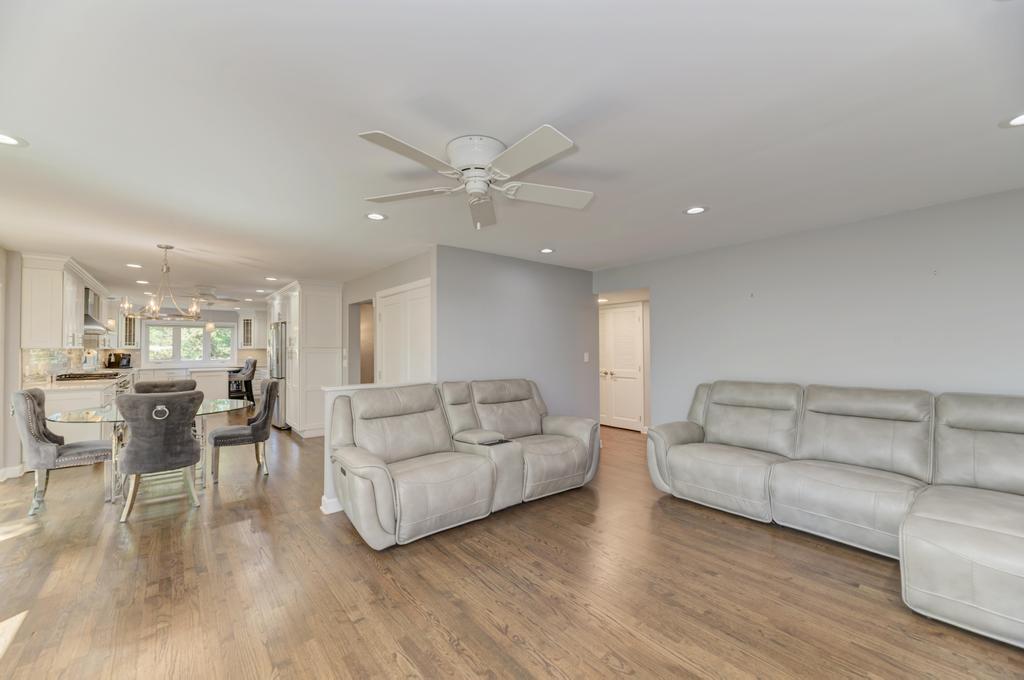 1119 W White Oak Street Property Photo 25