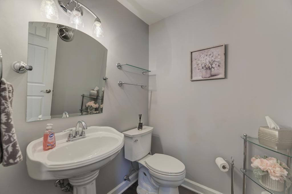 1119 W White Oak Street Property Photo 27