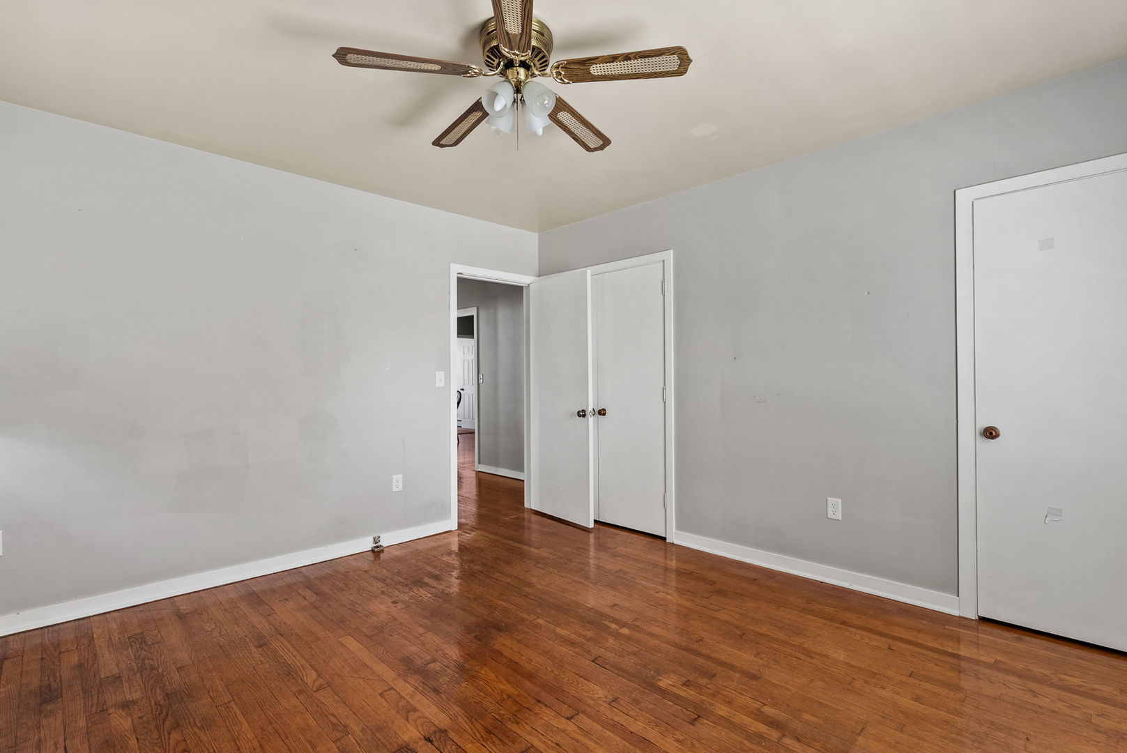 2415 Glen Place Property Photo 14