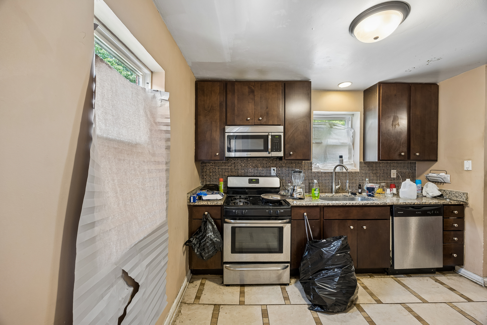 12910 S Green Street Property Photo 8