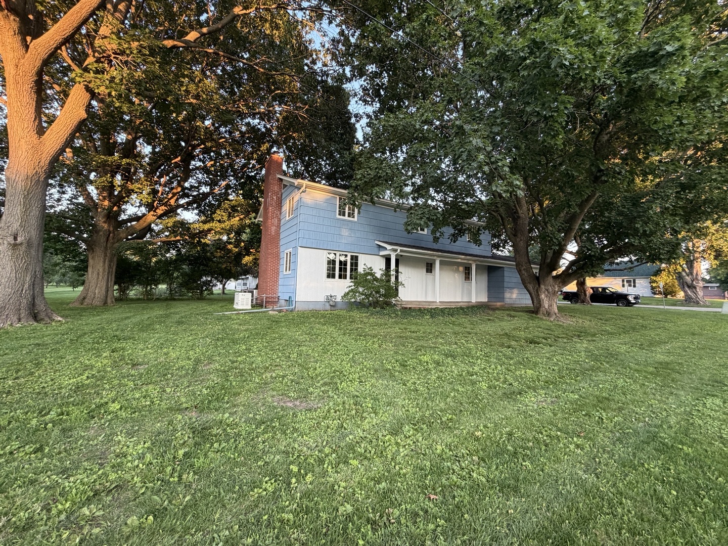 915 Sunset Drive Property Photo 2