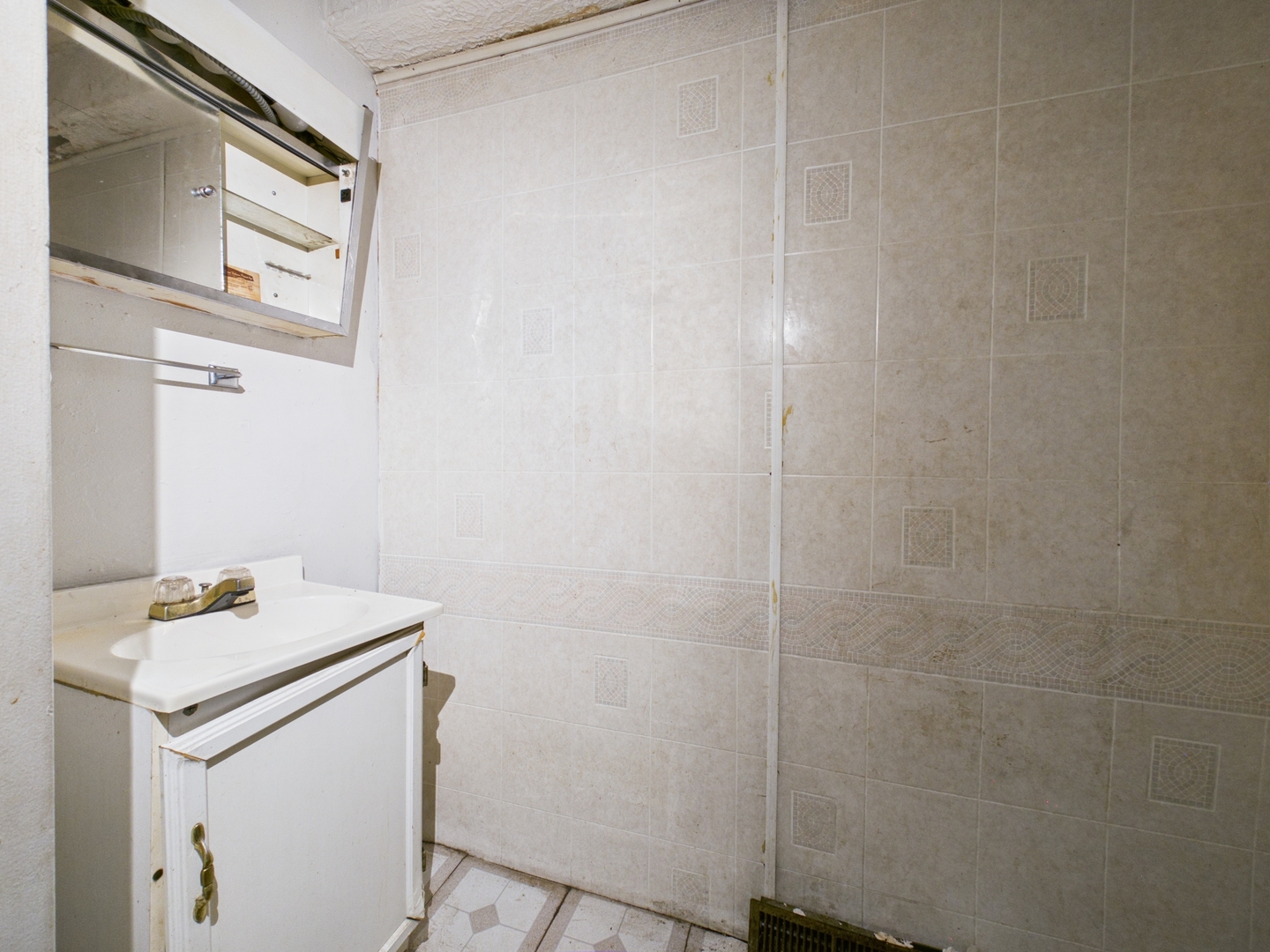 7915 S Saginaw Avenue F Property Photo 6