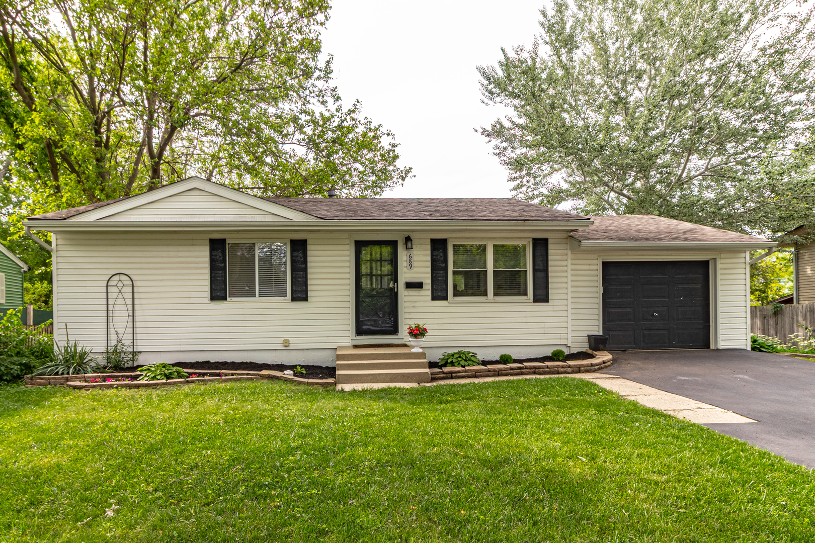 689 Laurel Avenue Property Photo 1