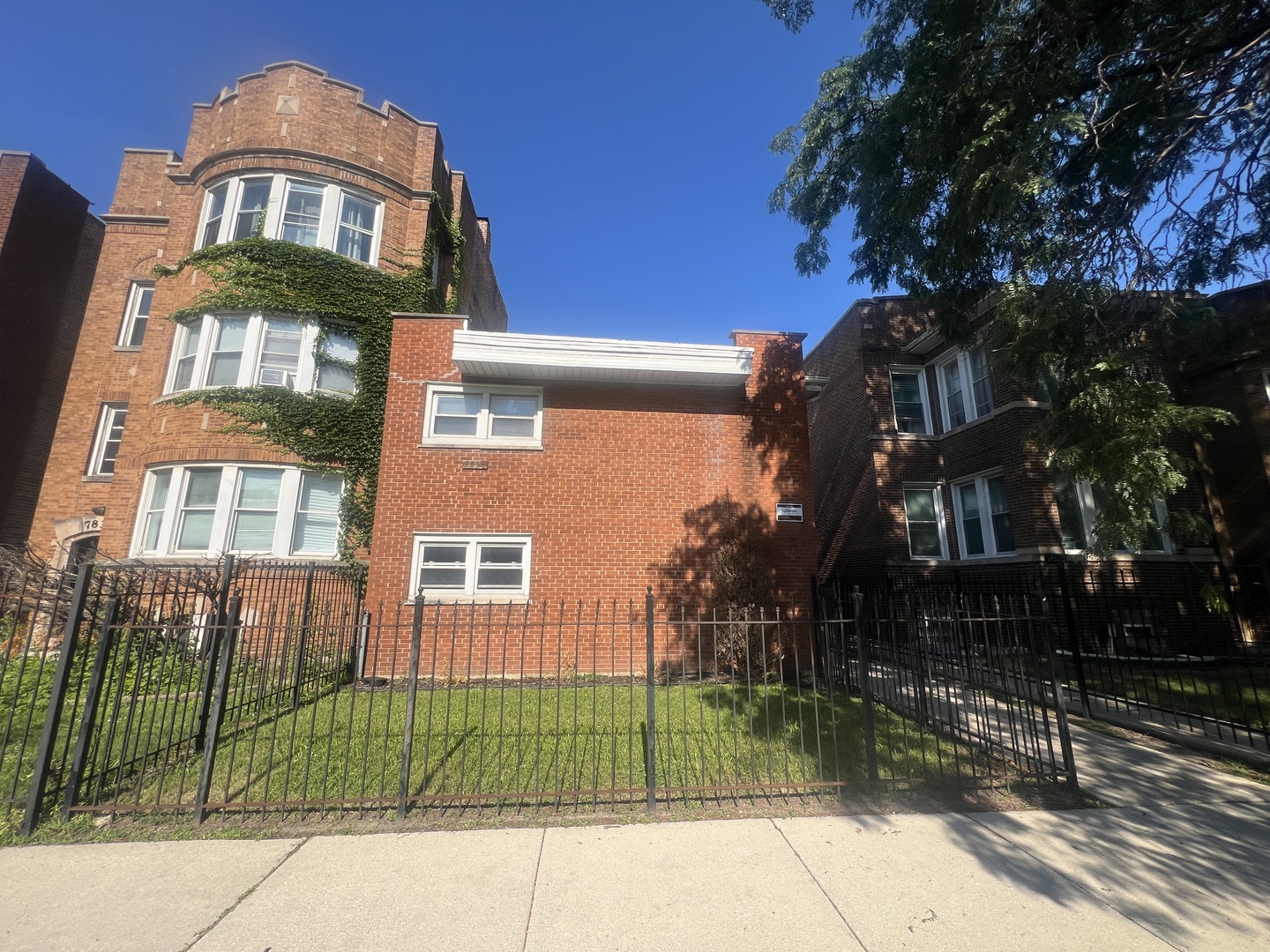 7832 S Cregier Avenue 2e Property Photo 1