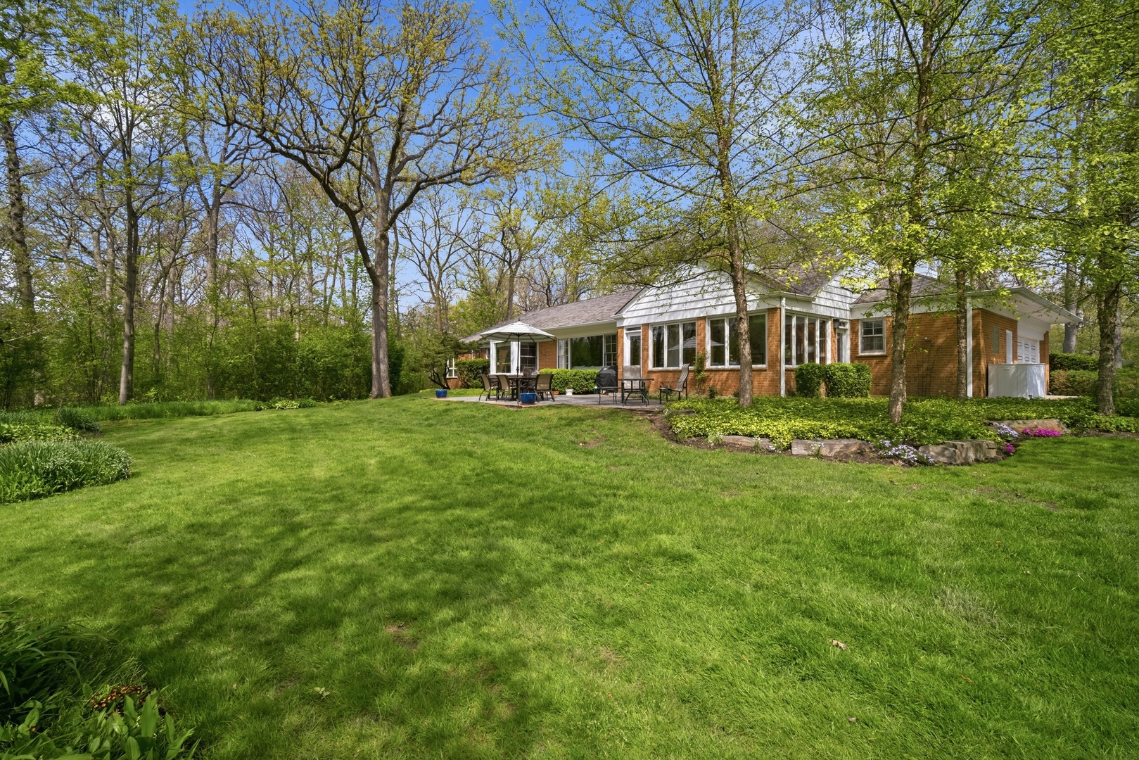 880 Hiawatha Lane Property Photo 3
