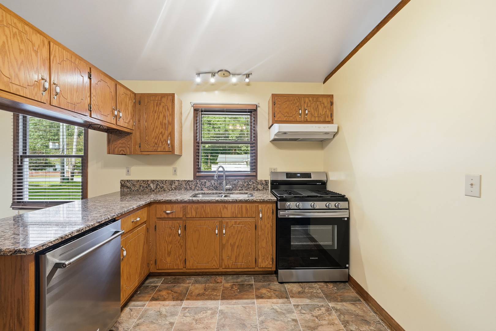 538 N School Street Property Photo 6