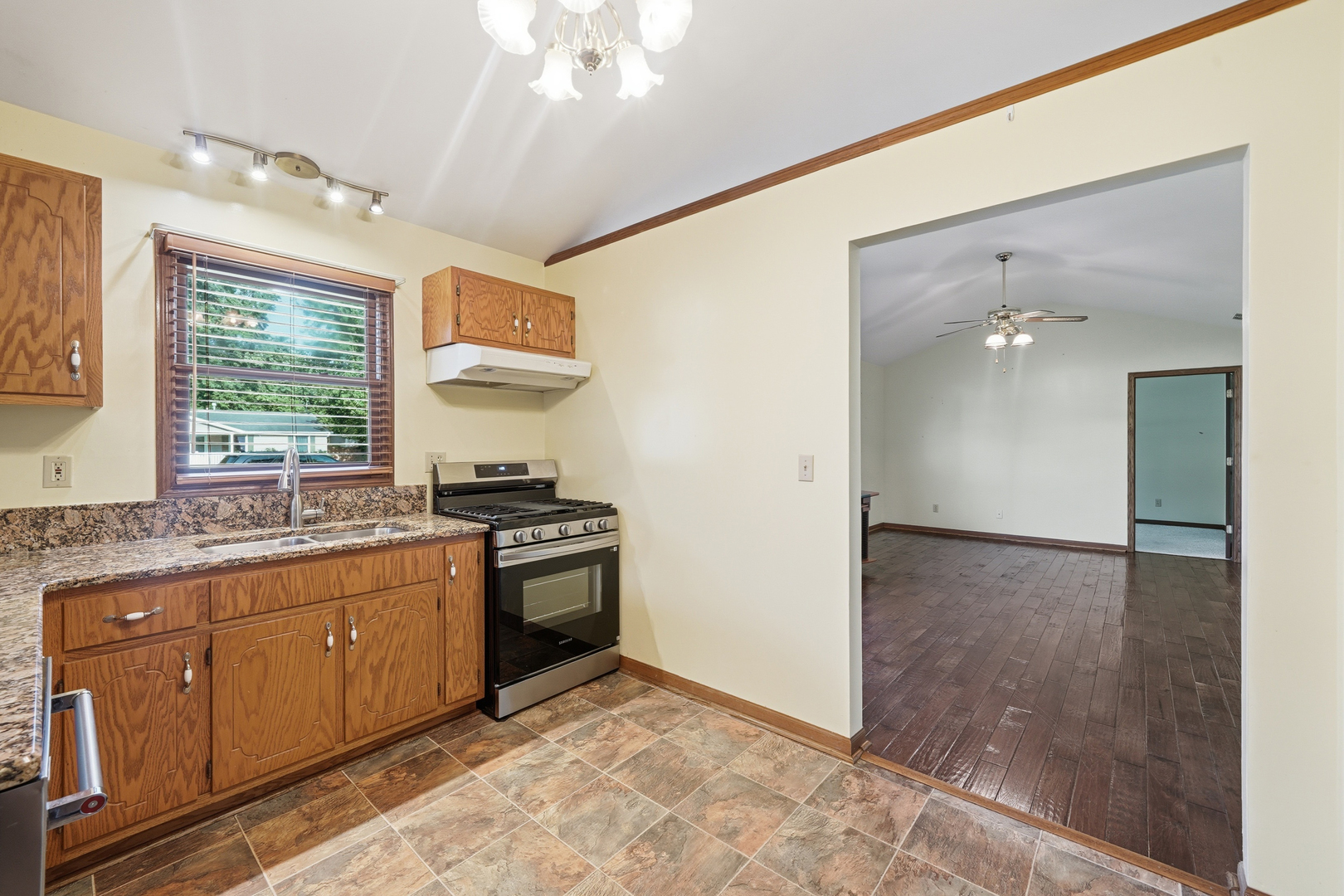 538 N School Street Property Photo 8