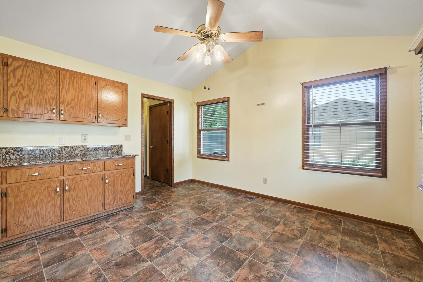 538 N School Street Property Photo 10