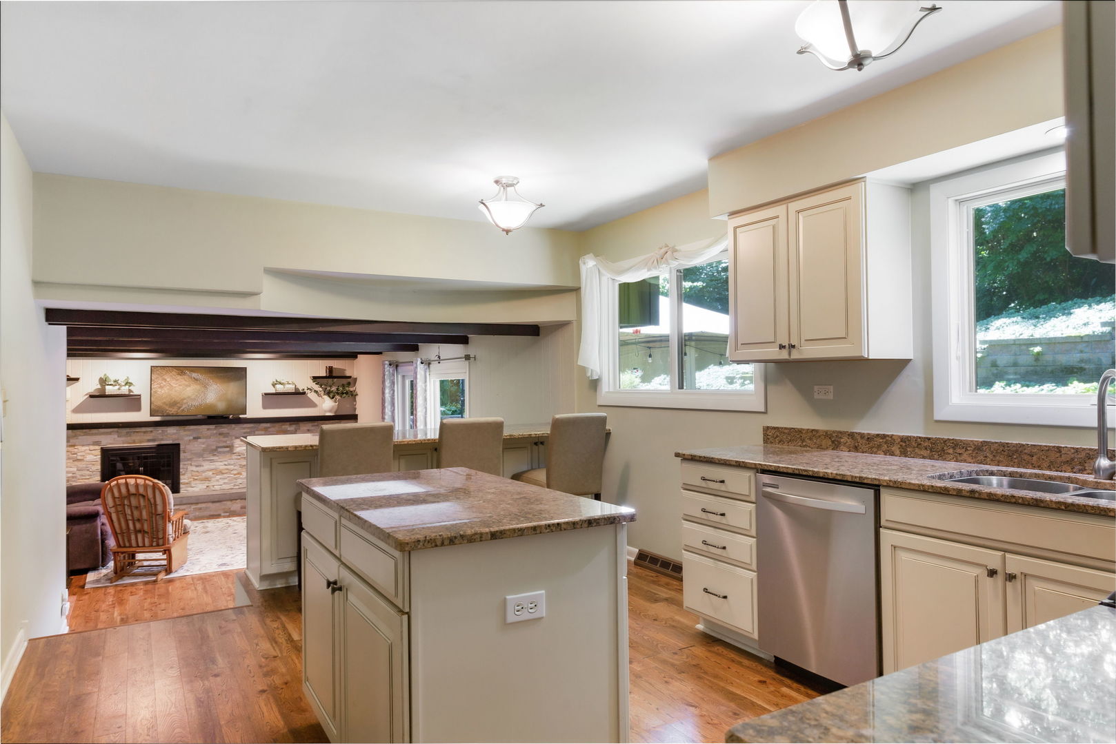 1124 Crane Drive Property Photo 7