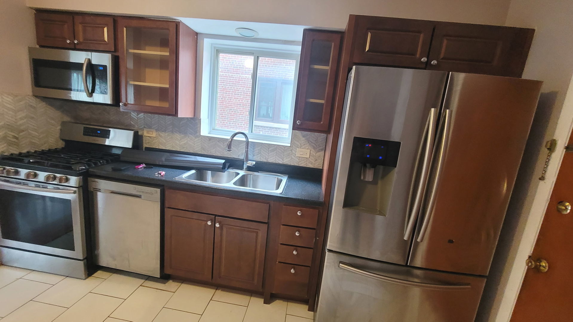 7227 N Ridge Boulevard 2a Property Photo 5