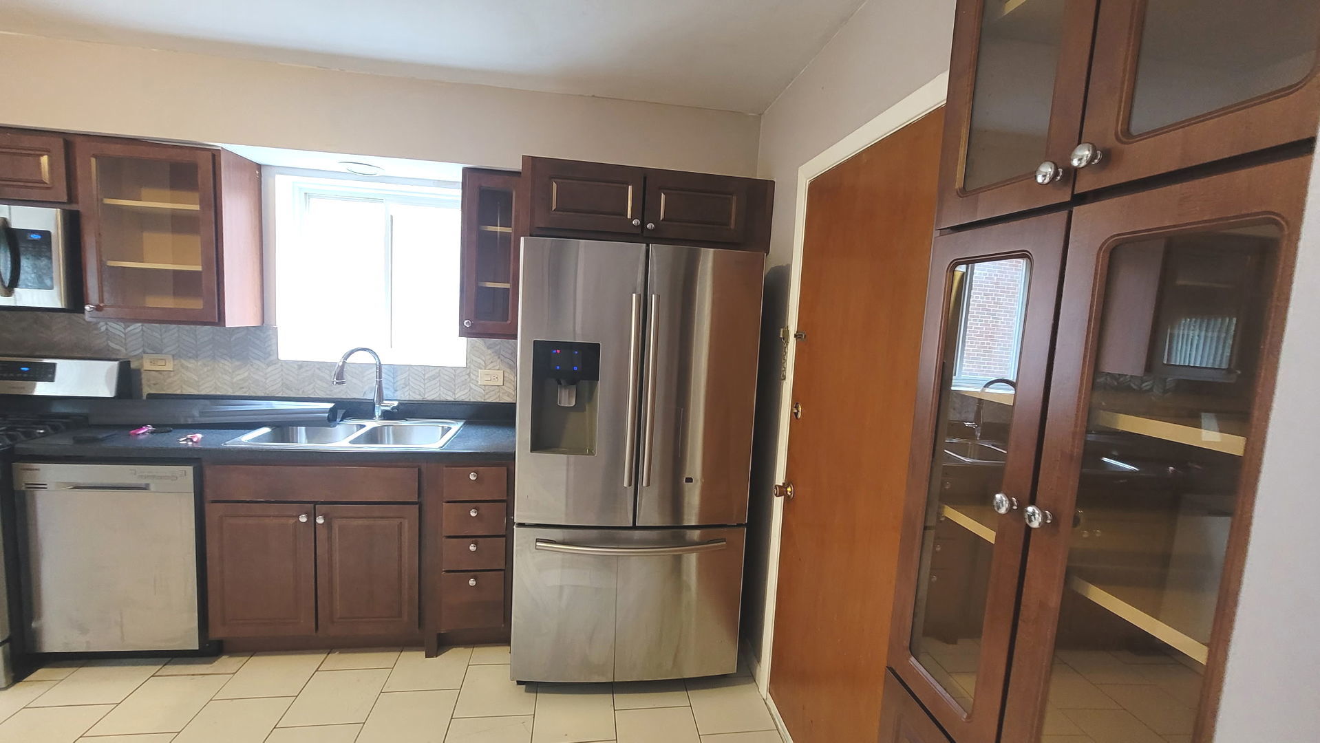 7227 N Ridge Boulevard 2a Property Photo 6