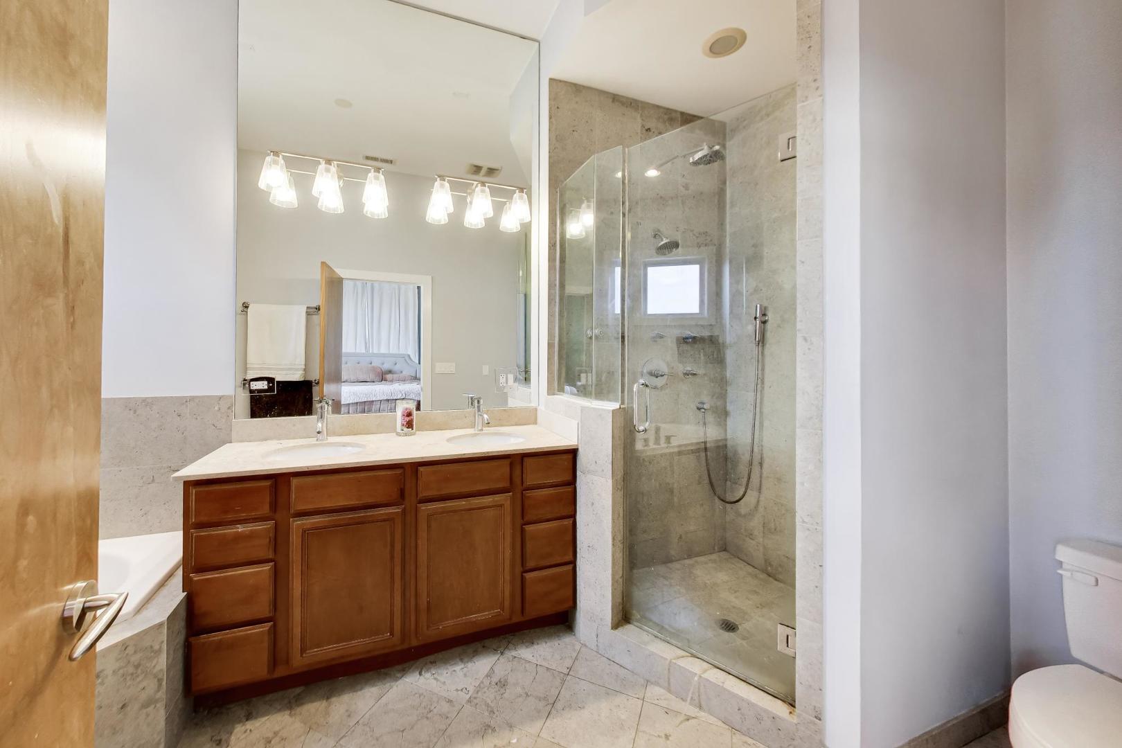 2342 W North Avenue 401 Property Photo 12