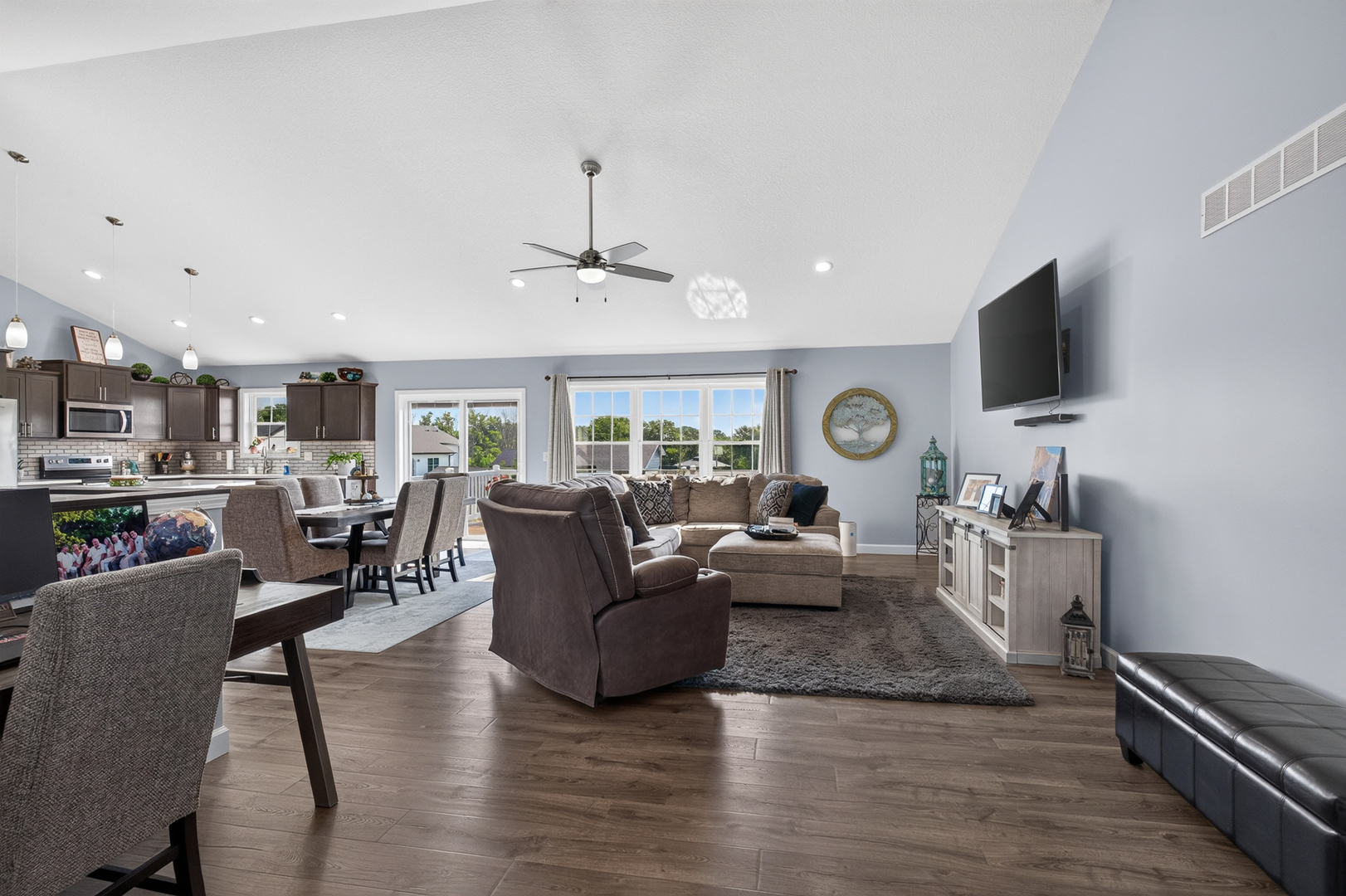 3525 Tower Court Property Photo 10