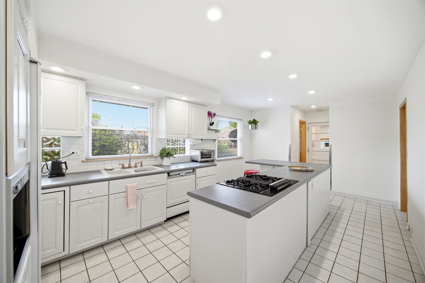 1758 N Natoma Avenue Property Photo 15