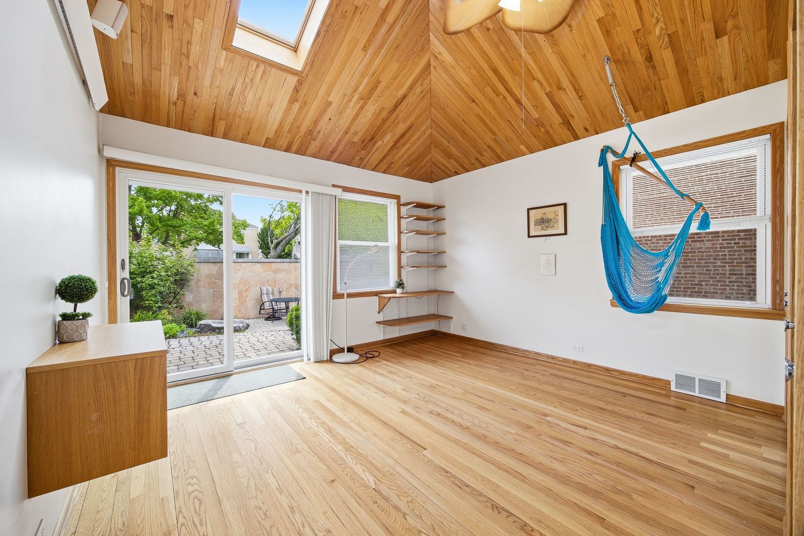 1758 N Natoma Avenue Property Photo 23