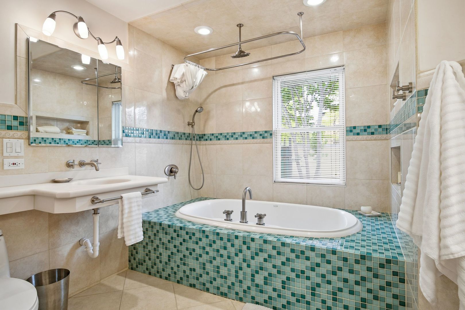 1758 N Natoma Avenue Property Photo 27