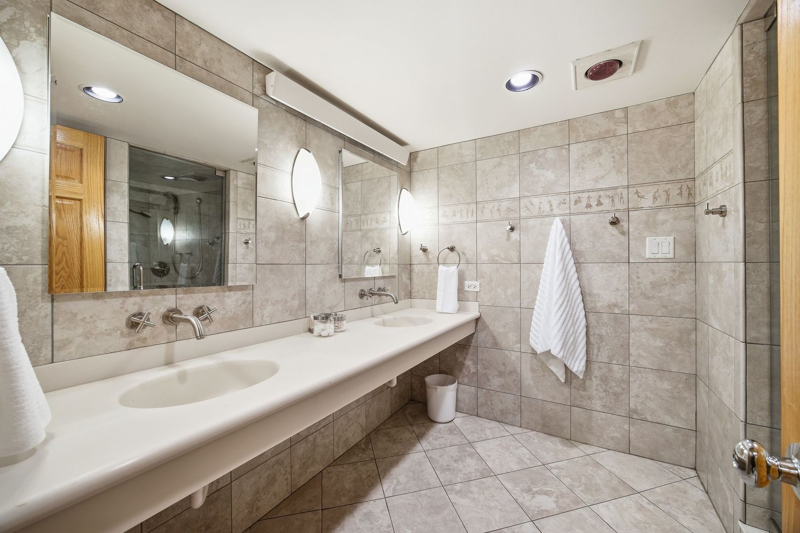 1758 N Natoma Avenue Property Photo 43