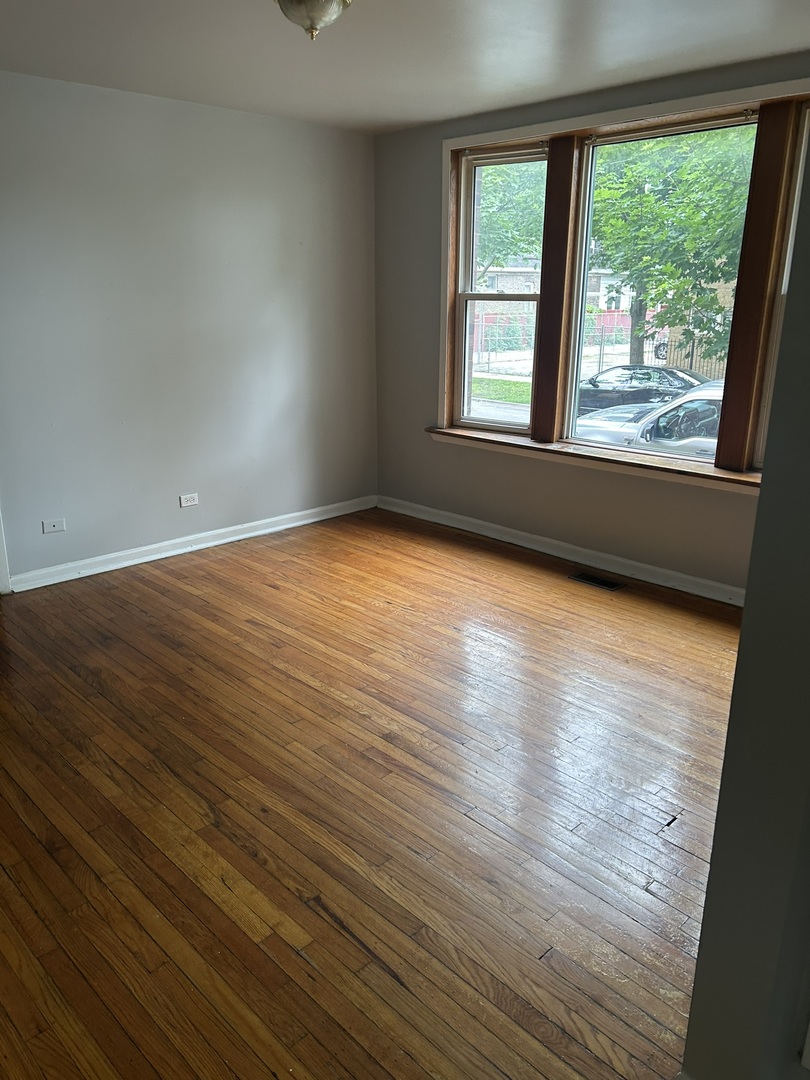 9032 S Dauphin Avenue 1n Property Photo 3