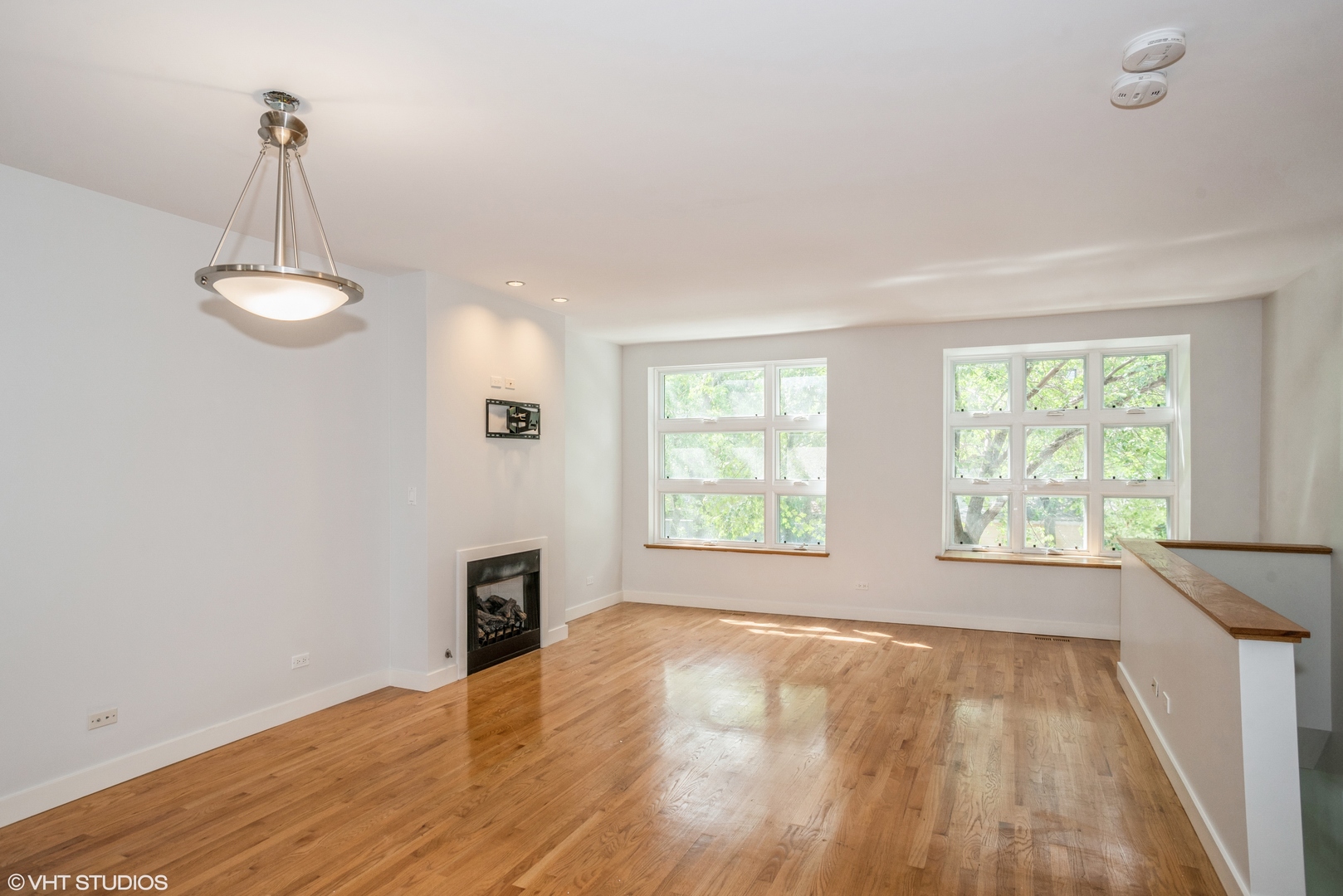 7211 N Oakley Avenue 7211 Property Photo 3