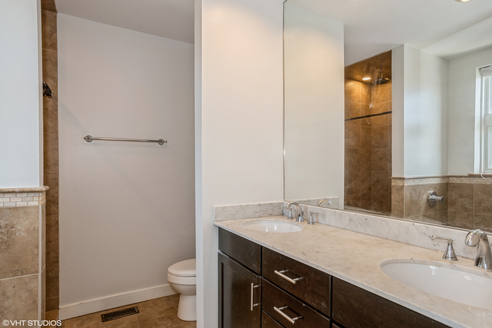7211 N Oakley Avenue 7211 Property Photo 8