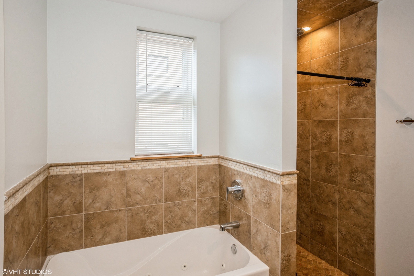 7211 N Oakley Avenue 7211 Property Photo 9