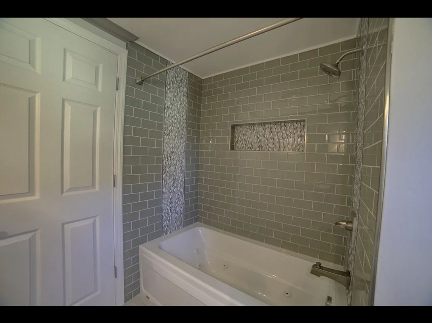379 W North Street Property Photo 4