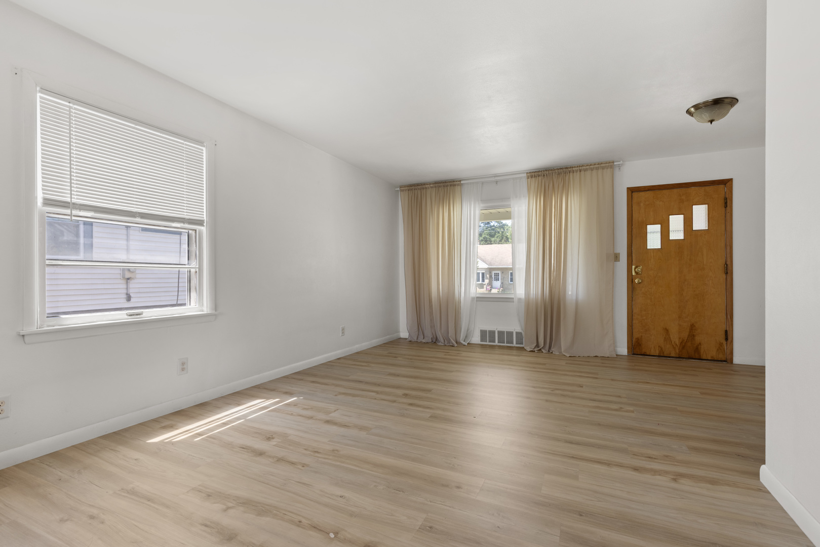 321 N London Avenue Property Photo 3