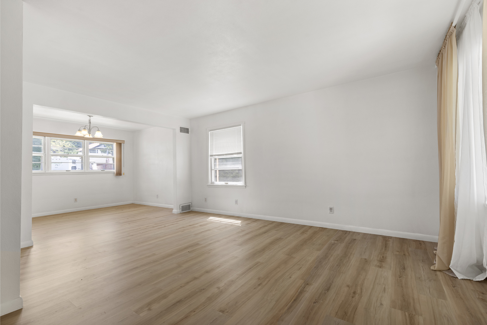 321 N London Avenue Property Photo 4