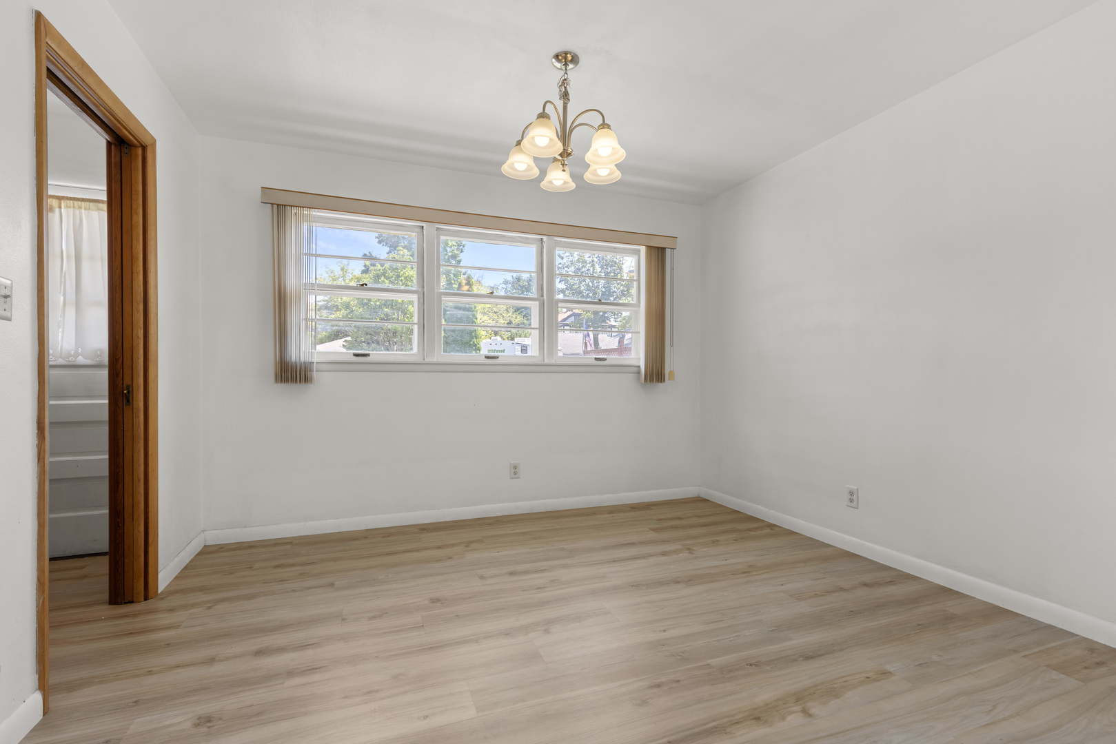 321 N London Avenue Property Photo 7