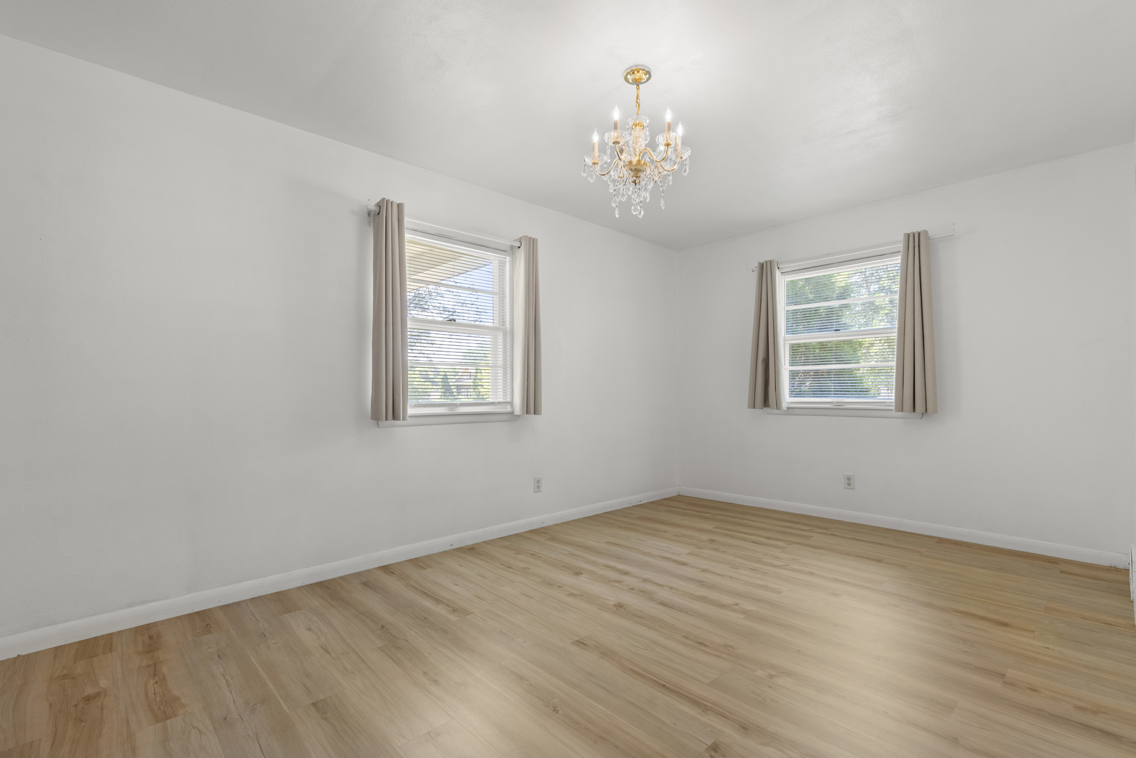 321 N London Avenue Property Photo 8