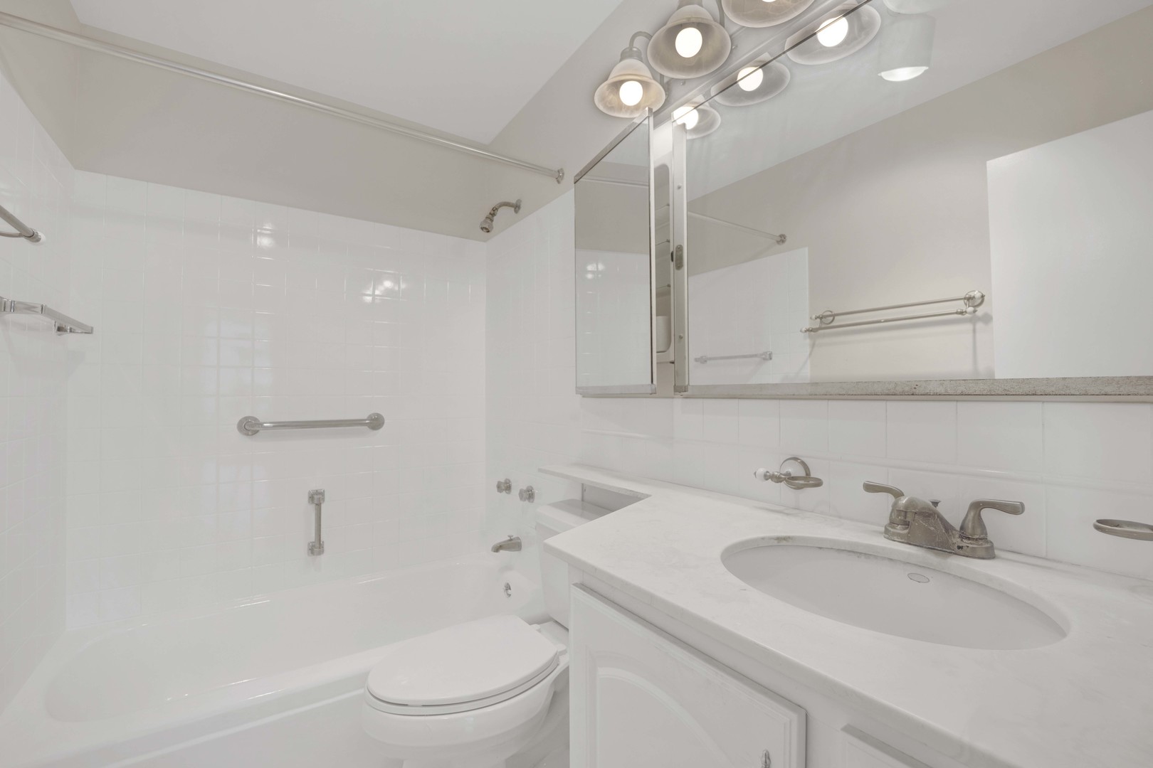 1850 N Clark Street 307 Property Photo 8