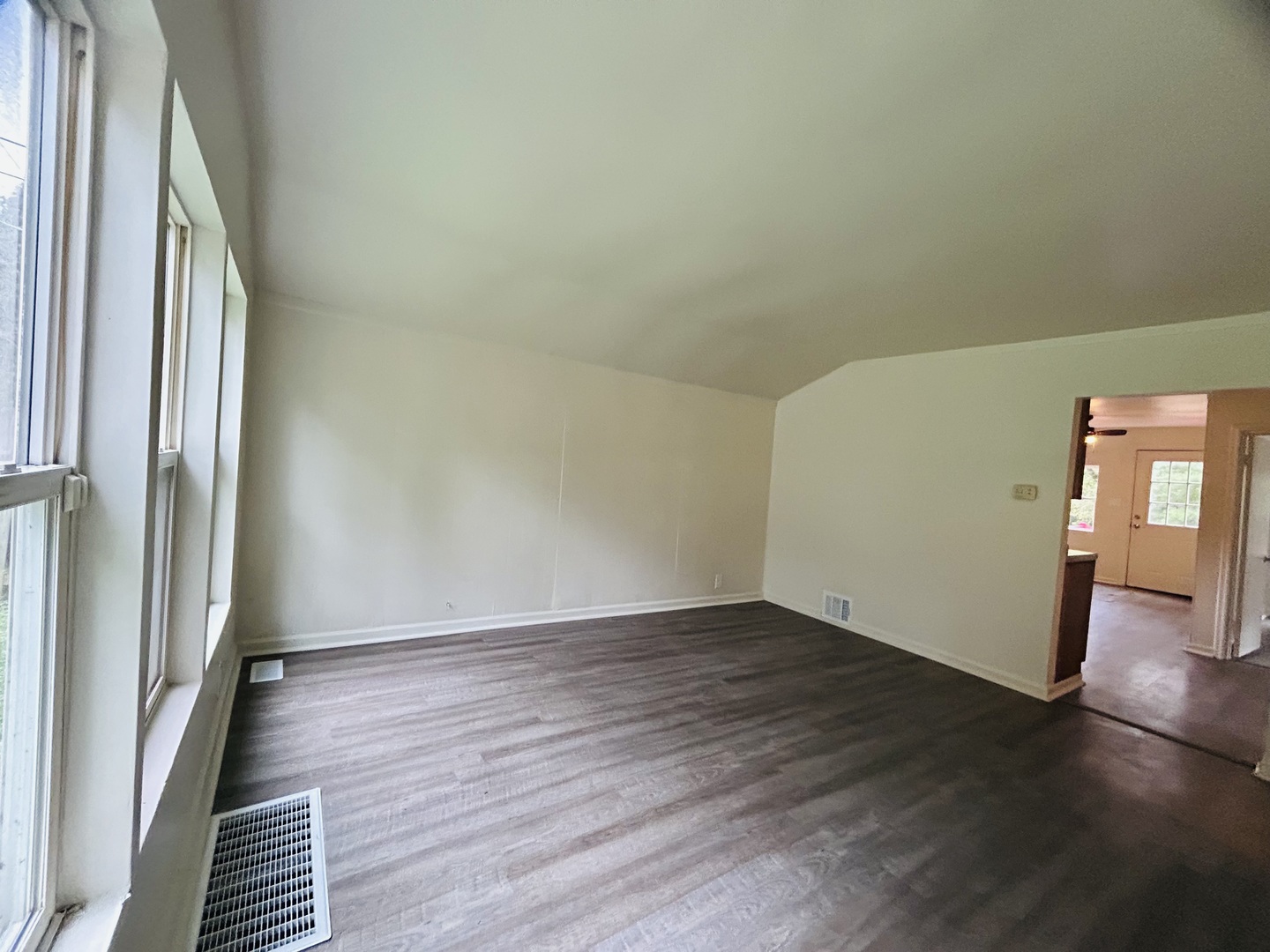 6415 N Shore Avenue Property Photo 4